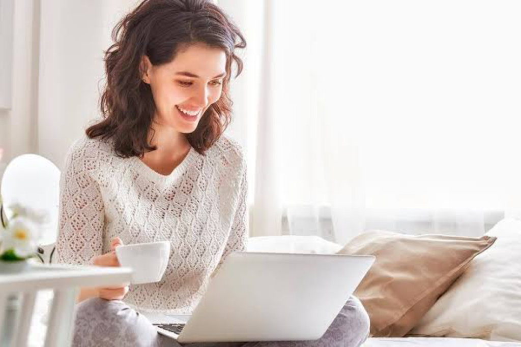 Empréstimo Pessoal Online -  mulher com cafe na mao